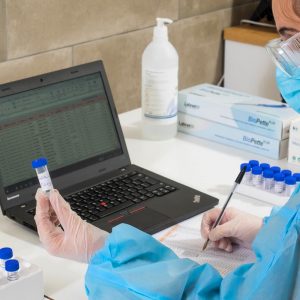 Sanitaria analizando una prueba PCR
